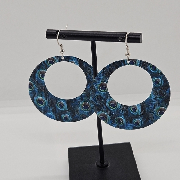 Peacock print circular cutout dangle earrings - Picture 4 of 4